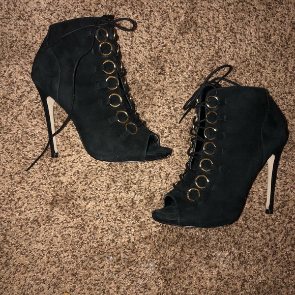Super cute black lace up Steve Madden bootie heel - Picture 2 of 5